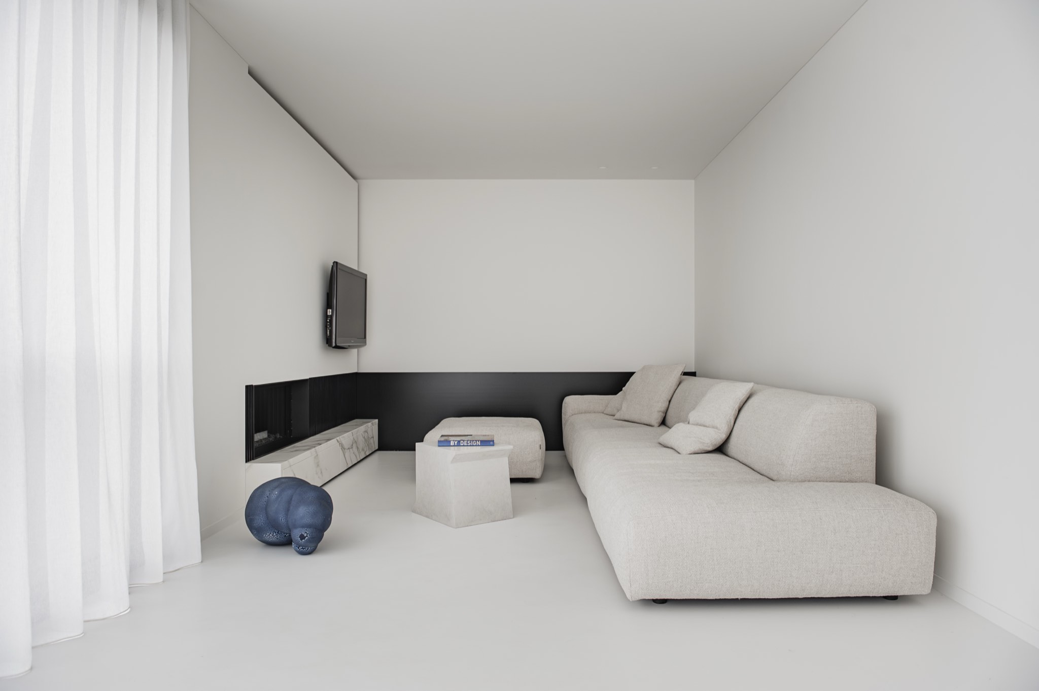 Leefruimte met haard en bouclé zetel