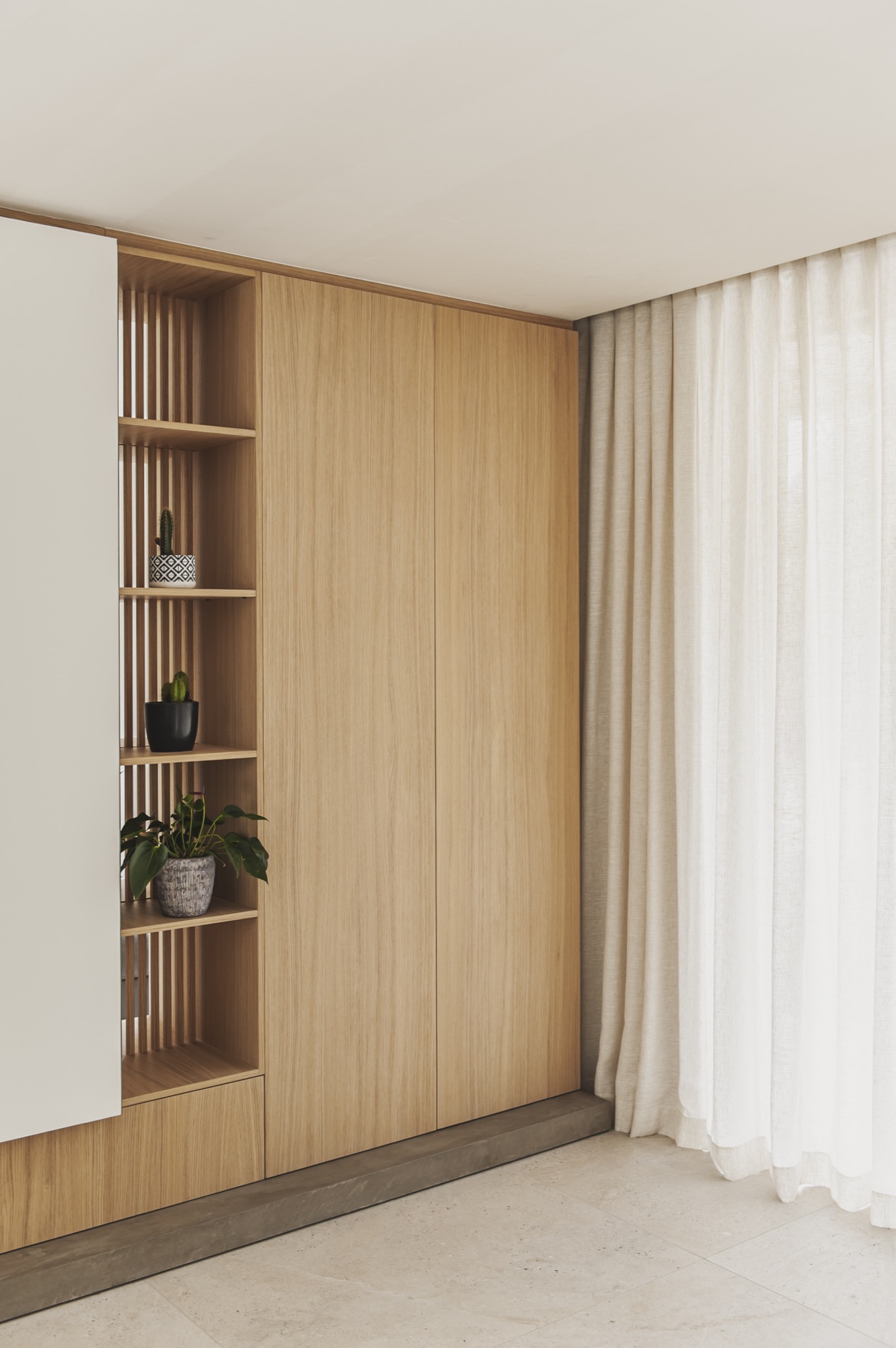 Eiken kastenwand met lattenniche
