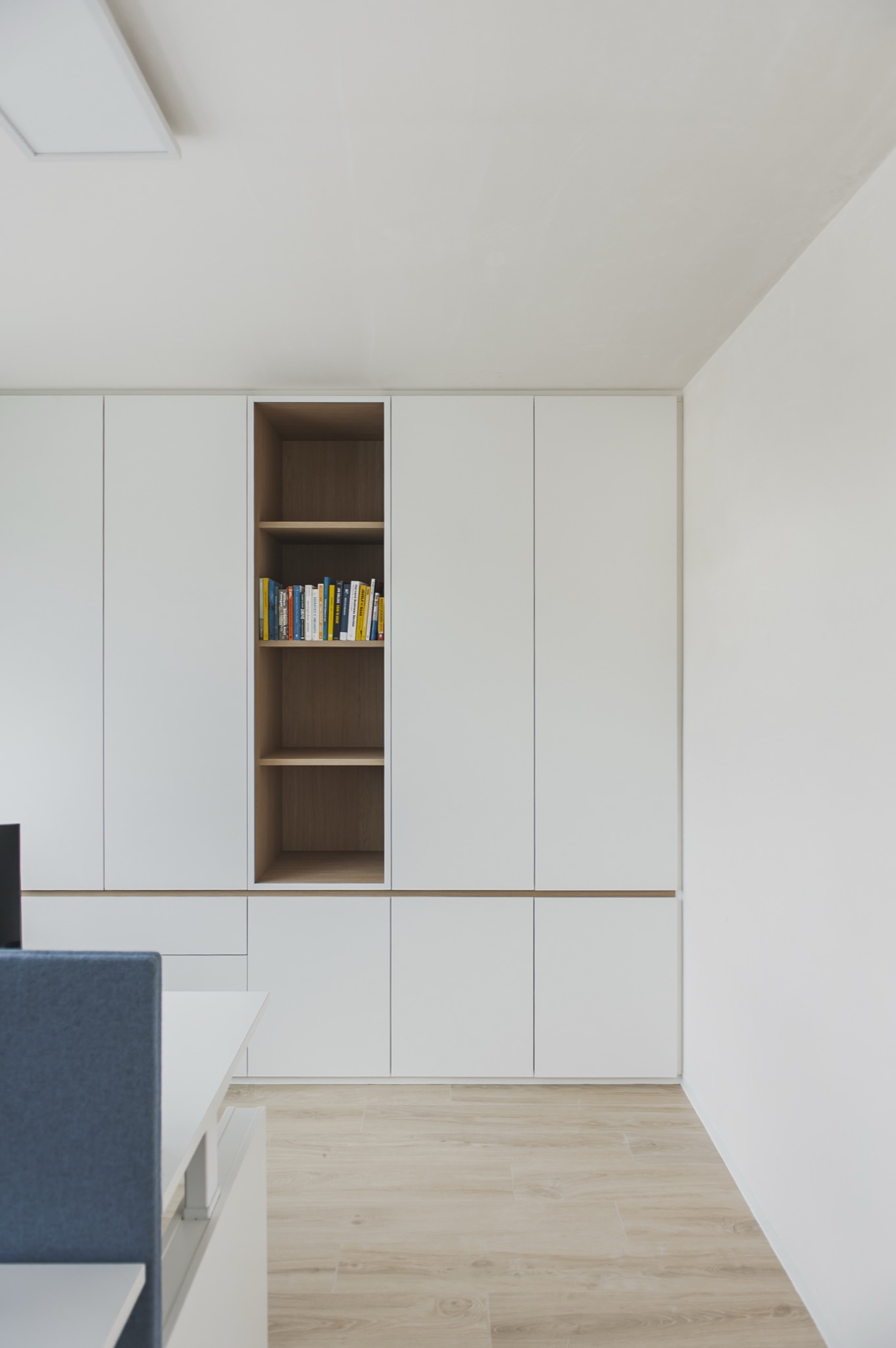 Woonkamer kastenwand wit met eik