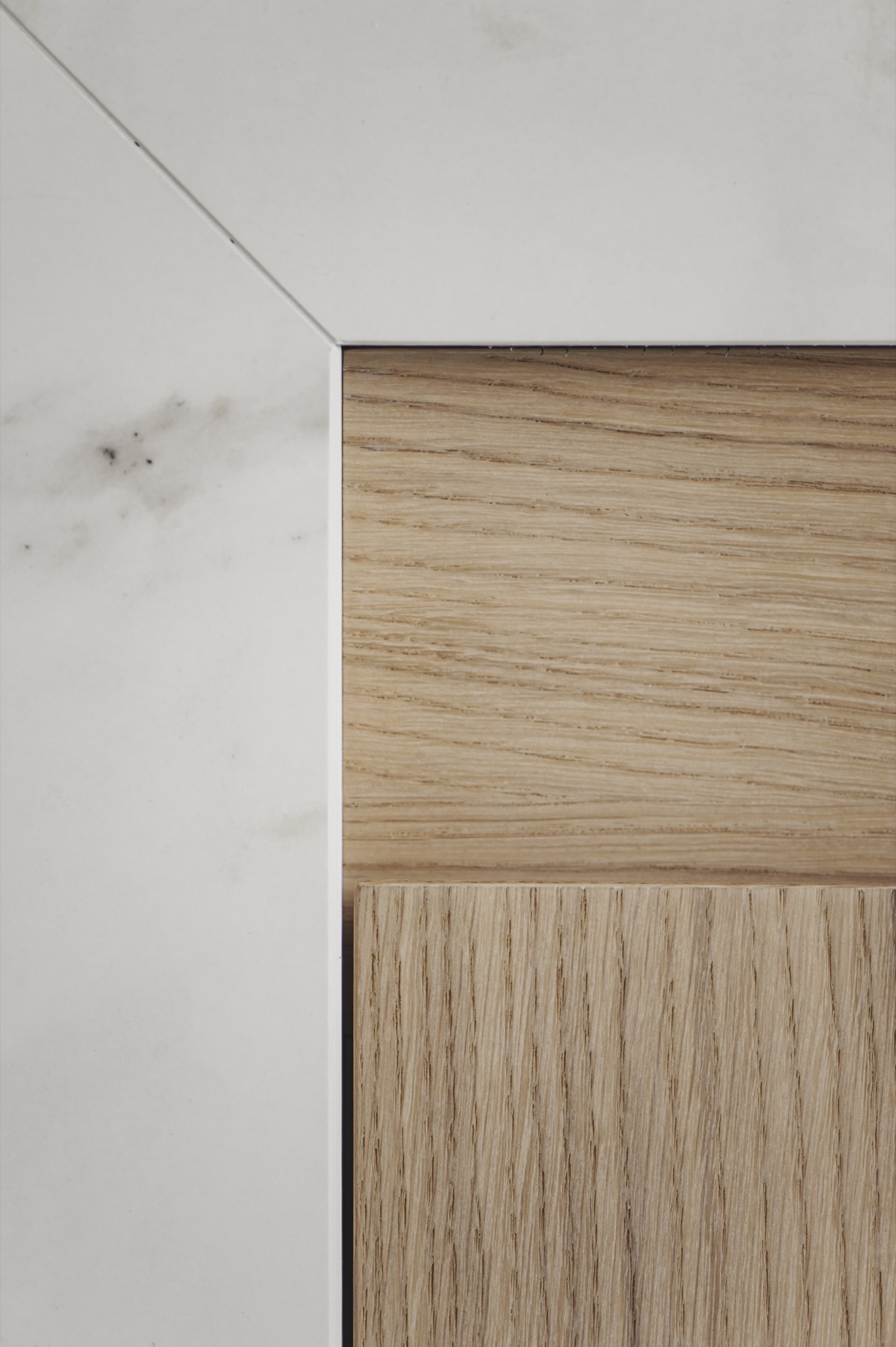 Detail marmer-eik aansluiting keuken