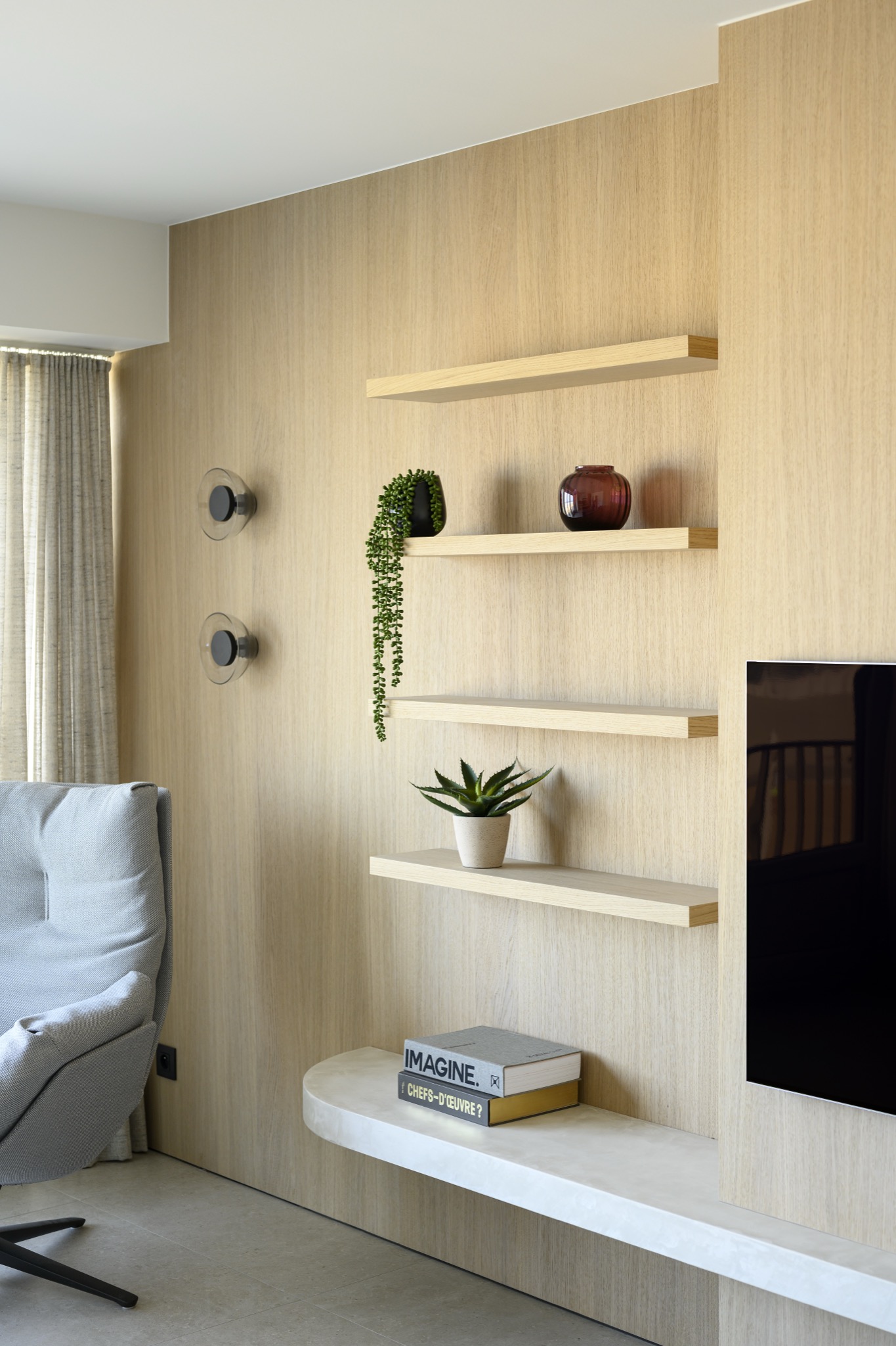 Woonkamer eiken wand met planken