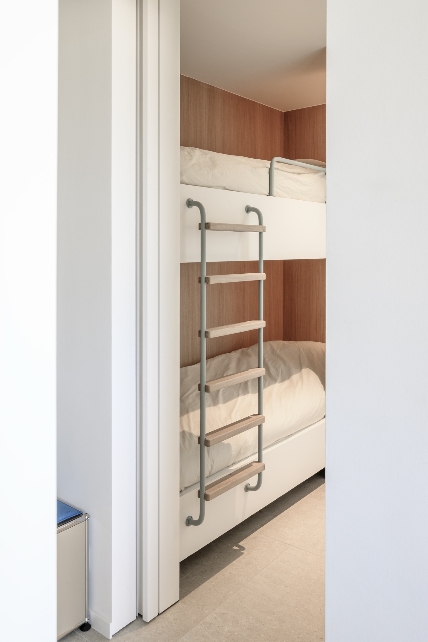 Kinderkamer stapelbed vanuit deur