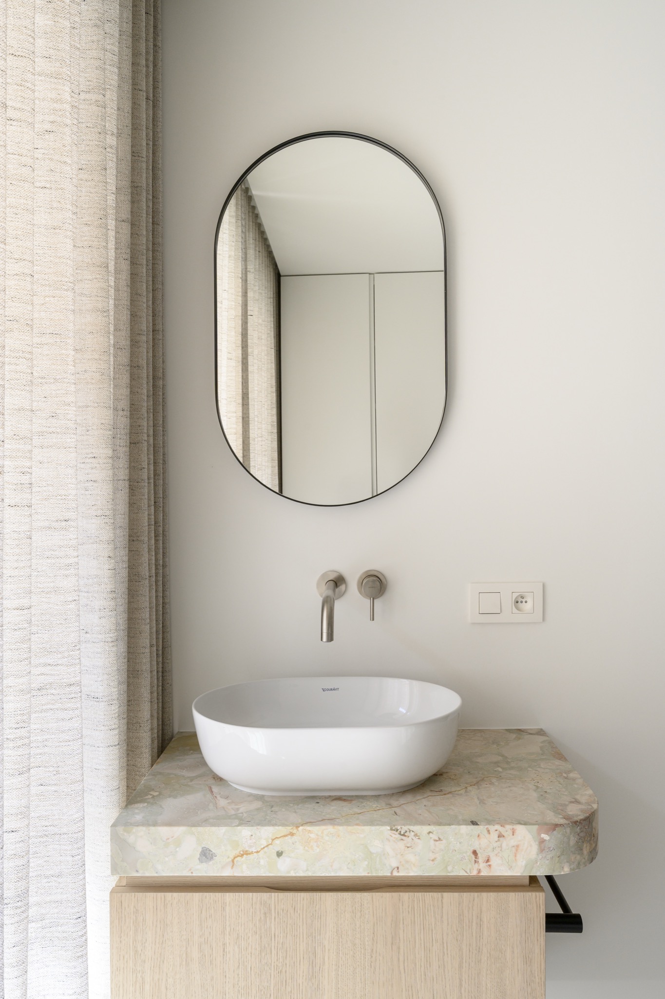 Lavabo slaapkamer met ovale spiegel