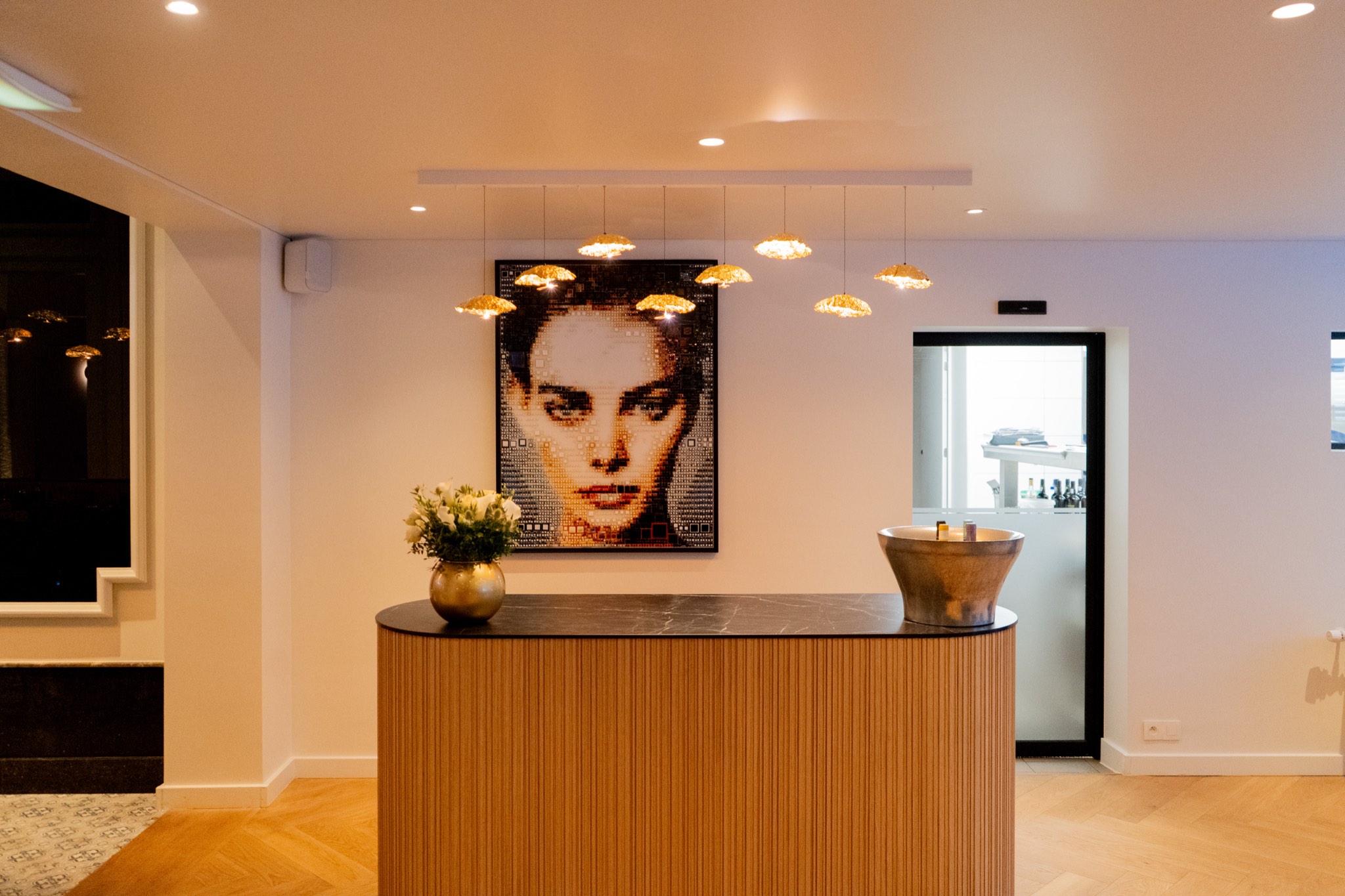 Onthaal in eikenlamel met kunstwerk