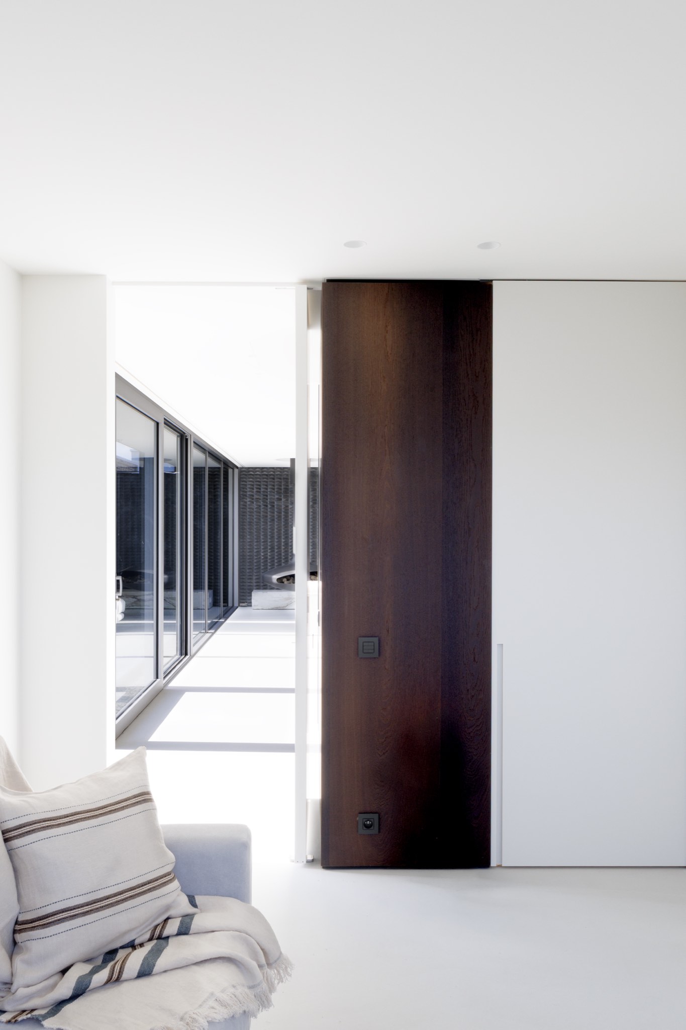 Doorgang in donker eik tussen woonkamer en patio